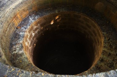 Dong Lakhon tarihi şehrindeki kutsal gölet suyunun antik binası. Ya da Tayland 'ın Nakhon Nayok kentindeki Dong Yai tepesindeki gezginler için Muang Boran Dong Lakhon.