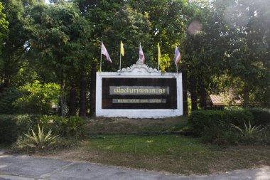 Arkeolojik site Dhavaravadi ve Khmer Dong Lakhon tarihi şehir ya da Muang Boran Dong Lakhon antik Laplae kasabası Tayland Nakhon Nayok 'da 25 Aralık 2024' te ziyaret edildi.