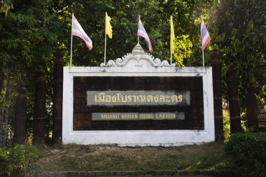 Arkeolojik site Dhavaravadi ve Khmer Dong Lakhon tarihi şehir ya da Muang Boran Dong Lakhon antik Laplae kasabası Tayland Nakhon Nayok 'da 25 Aralık 2024' te ziyaret edildi.