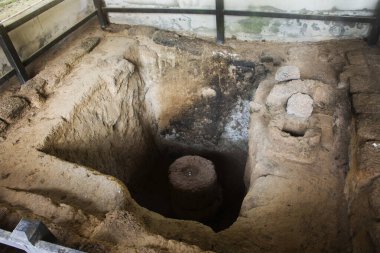 Arkeolojik site Dhavaravadi ve Khmer aera Dong Lakhon tarihi şehir veya Muang Boran Dong Lakhon Tayland 'ın Nakhon Nayok kentindeki Dong Yai tepesine seyahat eden insanlar için antik Laplae kasabası