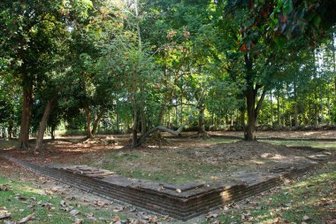 Arkeolojik site Dhavaravadi ve Khmer aera Dong Lakhon tarihi şehir veya Muang Boran Dong Lakhon Tayland 'ın Nakhon Nayok kentindeki Dong Yai tepesine seyahat eden insanlar için antik Laplae kasabası