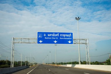 26 Aralık 2024 'te Nonthaburi, Tayland' da şehirlerarası otoyol şebekesi m81 bangyai - Kanchanaburi ve yerel thai halkı otomobil kullanıyor.