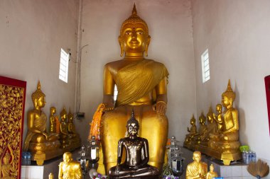 Thai halkı için kutsal Buda heykeli gezginleri ziyaret eder ve dua eder Wat Khao Meng Amornmet Tapınağındaki antik melek tanrısına dua eder Kanchanaburi, Tayland 'daki Pak Phraek tapınağında dua eder.