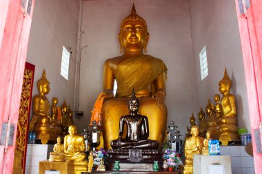 Taylandlılar için kutsal Buda heykeli 26 Aralık 2024 'te Kanchanaburi, Tayland' da bulunan Wat Khao Meng Amornmet Tapınağı 'na gidip dua eden gezginleri ziyaret eder ve dua eder.