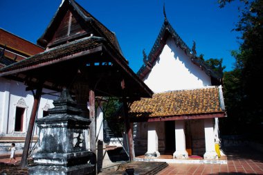 Tayland 'ın Pathum Thani kentindeki Sam Khok' ta bulunan Wat Sing Tapınağı 'na dua ederek ziyaret edin.