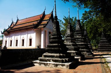 Tai halkı için antik harabe ve antik ubosot inşaatı gezginler Wat Sing tapınağındaki kutsal Buda heykelini ziyaret edip kutsamak için Tayland, Pathum Thani 'deki Sam Khok' ta dua ediyorlar.