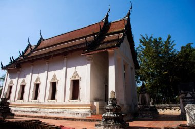 Tai halkı için antik harabe ve antik ubosot inşaatı gezginler Wat Sing tapınağındaki kutsal Buda heykelini ziyaret edip kutsamak için Tayland, Pathum Thani 'deki Sam Khok' ta dua ediyorlar.