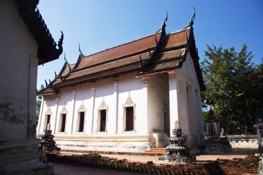 Tai halkı için antik harabe ve antik ubosot inşaatı gezginler Wat Sing tapınağındaki kutsal Buda heykelini ziyaret edip kutsamak için Tayland, Pathum Thani 'deki Sam Khok' ta dua ediyorlar.