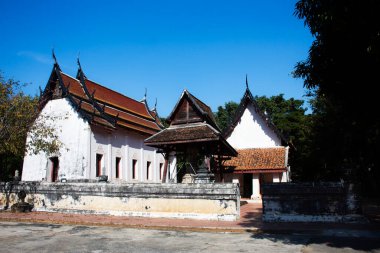 Tai halkı için antik harabe ve antik ubosot inşaatı gezginler Wat Sing tapınağındaki kutsal Buda heykelini ziyaret edip kutsamak için Tayland, Pathum Thani 'deki Sam Khok' ta dua ediyorlar.