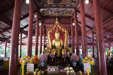 Kutsal Buda heykeli Luang Phor Toh, Tayland 'ın Pathum Thani şehrinde 30 Aralık 2024' te Sam Khok 'taki Wat Sing veya Singh tapınağında dua ederek seyahat eden Taylandlı insanlar için antik ubosot.