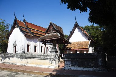 Tai halkı için antik harabe ve antik ubosot inşaatı gezginler Wat Sing tapınağındaki kutsal Buda heykelini ziyaret edip kutsamak için Tayland, Pathum Thani 'deki Sam Khok' ta dua ediyorlar.