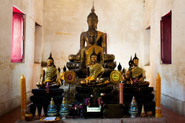 Antik Buda heykeli Phra Phutta Rattana Munee Tayland 'ın başkenti Pathum Thani' de 30 Aralık 2024 'te, Tayland' da, Wat Sing ya da Singh Tapınağı 'nda namaz kılan gezginler için antik ubosot' ta.