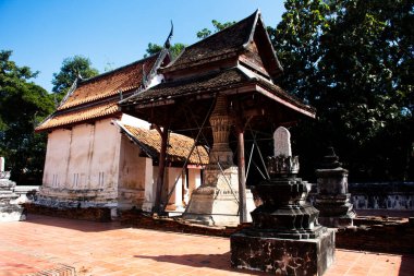 Tayland 'ın Pathum Thani kentindeki Sam Khok' ta bulunan Wat Sing Tapınağı 'na dua ederek ziyaret edin.