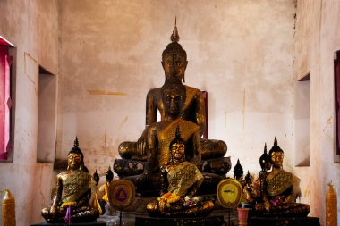Antik Buda heykeli Phra Phutta Rattana Munee Tayland 'ın Pathum Thani kentindeki Sam Khok tapınağındaki Wat Sing ya da Singh tapınağındaki dua duasına seyahat edenler için antik ubosot' ta.