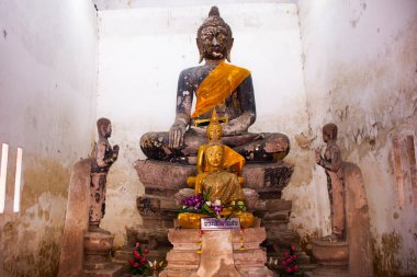 Antik Buda heykeli Phra Phutta Sirimasaen, Tayland 'ın başkenti Pathumthani' de 30 Aralık 2024 'te, Tayland' da, Wat Sing veya Singh tapınağında dua ederek seyahat eden gezginler için antik ubosot.