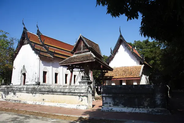 Tai halkı için antik harabe ve antik ubosot inşaatı gezginler Wat Sing tapınağındaki kutsal Buda heykelini ziyaret edip kutsamak için Tayland, Pathum Thani 'deki Sam Khok' ta dua ediyorlar.
