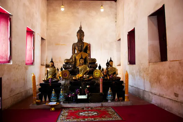 Antik Buda heykeli Phra Phutta Rattana Munee Tayland 'ın başkenti Pathum Thani' de 30 Aralık 2024 'te, Tayland' da, Wat Sing ya da Singh Tapınağı 'nda namaz kılan gezginler için antik ubosot' ta.