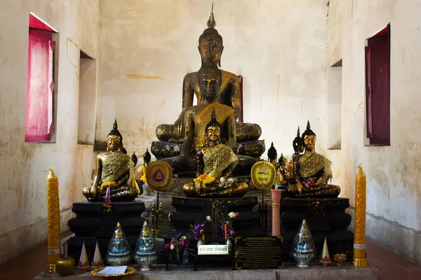 Antik Buda heykeli Phra Phutta Rattana Munee Tayland 'ın başkenti Pathum Thani' de 30 Aralık 2024 'te, Tayland' da, Wat Sing ya da Singh Tapınağı 'nda namaz kılan gezginler için antik ubosot' ta.