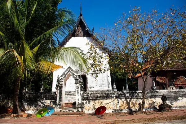 Tai halkı için antik harabe ve antik ubosot inşaatı gezginler Wat Sing tapınağındaki kutsal Buda heykelini ziyaret edip kutsamak için Tayland, Pathum Thani 'deki Sam Khok' ta dua ediyorlar.