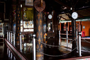 Antik Beyaz Yeşim Buddha heykeli. Burma stili. Tayland 'ın Pathum Thani şehrinde 29 Aralık 2024' te Sam Khok 'taki Wat Chedi Tangası' na seyahat eden gezginler için.