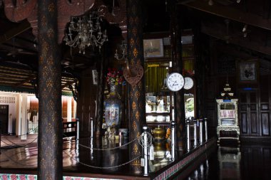 Antik Beyaz Yeşim Buddha heykeli. Burma stili. Tayland 'ın Pathum Thani şehrinde 29 Aralık 2024' te Sam Khok 'taki Wat Chedi Tangası' na seyahat eden gezginler için.