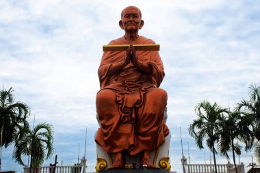 Saygıdeğer Luang Phor Toh Budist aziz kutsal arhat ya da Budizm soylu keşiş arahant Tayland Pathum Thani 'de Sam Khok' taki Wat Bot tapınağında kutsal ibadeti ziyaret edin.