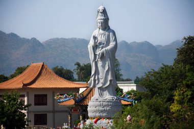 Quan Yin veya Kuan Yin 'in kutsal tanrıça heykeli Wihan Phra Phothisat Kuan Im Çin tapınağında Tayland' ın Kanchanaburi şehrinde bulunan Kwai nehrine dua ederek seyahat edenler için ziyaret edin.