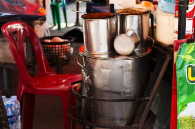 Tayland, Bangkok 'ta, Tayland' da seyahat eden insanların seyyar araba dükkanında çay demlemek ve meşrubat içmek için alüminyum vintage aletler ve Tayland usulü yerel soba üzerine retro ekipmanlar.