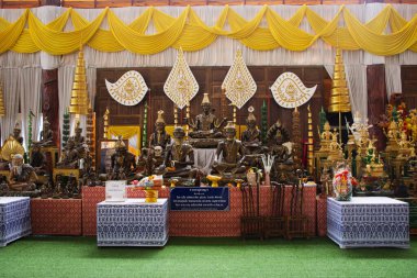 Antik münzevi ya da antika eremite heykeli. Tayland 'ın Nonthaburi şehrinde 3 Ocak 2025' te Tayland 'da yaşayan Tayland' lı gezginler için Wat Rat Prakhong Tham Tapınağı 'nın koruyucusu Naka ile birlikte.