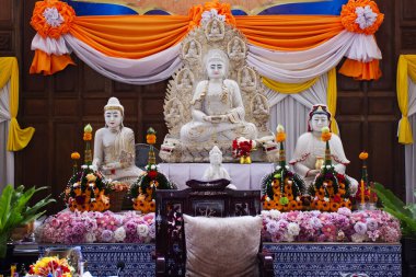 Antik Beyaz Yeşim Buddha Burma stili ve antik Quan Yin veya Kuan Yin tanrıça heykelleri Tayland 'daki Bang Yai, Tayland' da bulunan Wat Rat Prakhong Tham Tapınağını ziyaret eden gezginler için saygıdeğer.