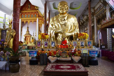 Saygıdeğer Budist arhat ya da Budizm keşişi Taylandlı gezginler için 3 Ocak 2025 'te Bang Yai, Tayland' daki Wat Rat Prakhong Tham Tapınağı 'nda kutsanmış dualara saygı göstermek amacıyla ziyaret ederler.