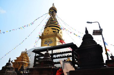 Swayambhunath antik stupa ya da Swayambhu antik çedi pagoda Maymun tapınağında ve Lord Buddha 'nın gözleri Nepal halkı için yabancı gezginler için ziyaret ziyaret Katmandu, Nepal' de dua eden tanrısal melek