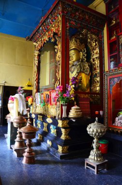 Maitreya 'nın müstakbel Buda heykeli Tibet stili Boudha Stupa ve Boudhanath Tapınağı' ndaki Lord Buddha 'nın gözleri yabancı gezginler için. Katmandu, Nepal' daki dua meleğine saygı gösterin.