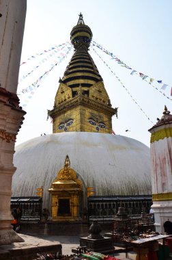 Swayambhunath antik stupa ya da Swayambhu antik çedi pagoda Maymun tapınağında ve Lord Buddha 'nın gözleri Nepal halkı için yabancı gezginler için ziyaret ziyaret Katmandu, Nepal' de dua eden tanrısal melek