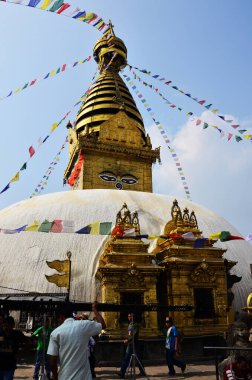 Maymun tapınağındaki Swayambhunath stupa veya Swayambhu chedi pagoda ve Nepal halkı için Lord Buddha gözleri yabancı gezginler için 29 Ekim 2013 'te Katmandu, Nepal' da dua eden tanrısal meleği ziyaret edin.