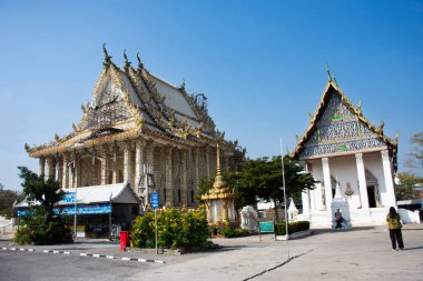 Taylandlı gezginler için antik ibadet salonu ve antik ubosot 6 Ocak 2025 'te Thahan Buri, Tayland' da bulunan Wat Pa Lelai Worawihan tapınağında kutsal Buda 'ya dua etmek ve ziyaret etmek için seyahat ederler.