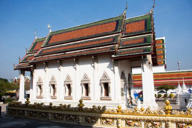 Tayland 'ın Suphan Buri kentindeki Suphanburi' de bulunan Pa Lelai Worawihan tapınağındaki kutsal Buda heykelini ziyaret edip kutsamak için Tayland 'a giden Taylandlı gezginler için antik ibadet salonu ve antik ubosot.