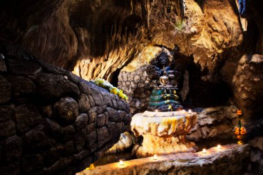 Buda meditasyonu, Tayland 'ın başkenti Suphan Buri' deki Wat Khae Tapınağı 'nda dua ederek insanların Naga Mağarası' na sığındığı efsanevi bir yılan ya da Naka Prok Buda tarafından korunur.