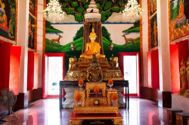 Tayland 'ın başkenti Suphan Buri' de bulunan Suphanburi 'deki Wat Khae Tapınağı' na 6 Ocak 2025 'te yapılan kutsal ibadete saygılarını sunarak seyahat eden Taylandlılar için antik Buda heykelleri.