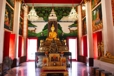 Tayland 'ın başkenti Suphan Buri' de bulunan Suphanburi 'deki Wat Khae Tapınağı' na 6 Ocak 2025 'te yapılan kutsal ibadete saygılarını sunarak seyahat eden Taylandlılar için antik Buda heykelleri.