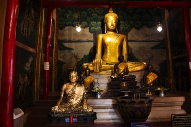 Tayland 'ın başkenti Suphan Buri' de bulunan Suphanburi 'deki Wat Khae Tapınağı' na 6 Ocak 2025 'te yapılan kutsal ibadete saygılarını sunarak seyahat eden Taylandlılar için antik Buda heykelleri.