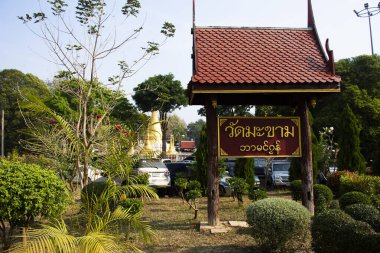 Taylandlı gezginler için antik altın stupa ya da antik altın çedi pagoda 2 Şubat 2025 'te Tayland, Ratchaburi' de kutsal ibadeti kutsamak için dua edin.