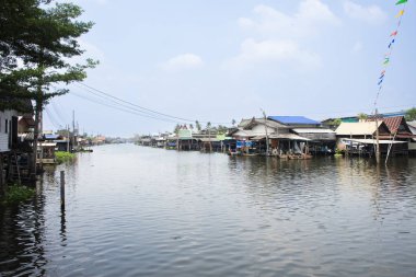 Khlong Bangkok Noi Kanalı ve Bangkruai şehir manzarasını Tayland 'ın başkenti Bangkruai' de 23 Şubat 2025 'te Bang Kruai' deki Wat Utthayan tapınağını ziyaret eden insanlar için görebilirsiniz.