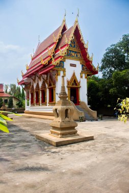 Antik tapınak Wihan Luang Pu Khao ve Tayland 'a seyahat edenler için antik ubosot. 23 Şubat 2025' te Tayland, Nonthaburi 'deki Bang Kruai tapınağındaki kutsal Wat Utthayan tapınağını ziyaret edin.