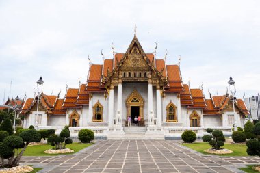 Taylandlı gezginler için antik ibadet salonu ve antik ubosot Wat Benchamabophit Dusitwanaram ya da Tayland Bangkok 'taki Mermer Tapınağı' nda kutsal Buda 'ya dua etmek ve ziyaret etmek için seyahat ederler.