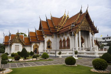 Taylandlı gezginler için antik ibadet salonu ve antik ubosot Wat Benchamabophit Dusitwanaram ya da Tayland Bangkok 'taki Mermer Tapınağı' nda kutsal Buda 'ya dua etmek ve ziyaret etmek için seyahat ederler.