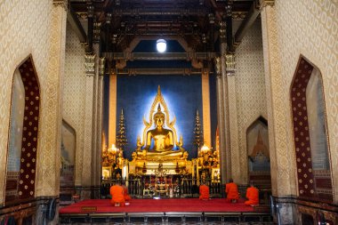 Taylandlı gezginler için antik Buda heykeli. 25 Şubat 2025 'te Tayland' ın Bangkok kentinde bulunan Wat Benchamabophit ya da Mermer Tapınağı 'nda kutsal ibadete saygılarını sunuyorlar.