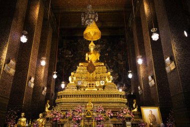Tayland 'ın başkenti Bangkok' ta 25 Şubat 2025 'te Wat Saket Ratchawora Mahawihan Tapınağı' nda kutsal Phu Khao Thong stupa chedi 'ye dua edin.