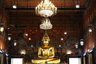 Tayland 'ın başkenti Bangkok' ta bulunan Wat Saket Ratchaworamahawihan Tapınağı 'nda antik Buda heykeli gezginler için dua eden kutsal tanrı efsanesi Phu Khao Thong stupa chedi' yi ziyaret eder.