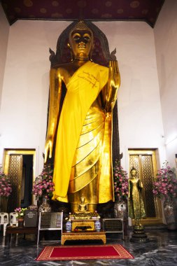 Taylandlı gezginler için antik Buda heykeli 25 Şubat 2025 'te Bangkok, Tayland' da Wat Phra Chetuphon Mangkhalaram Rajwaramahawihan ya da Pho Tapınağı 'nda dua ederek ziyaret eder.